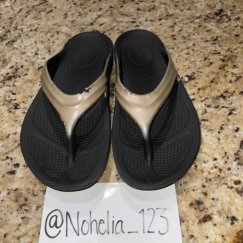 OOFOS Women's Black and Gold Recovery Flip Sandals